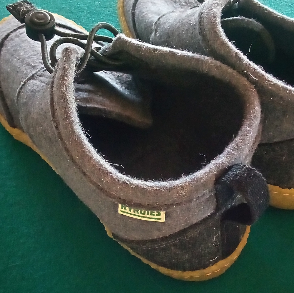 Men's Kyrgies size 44 (US 11)